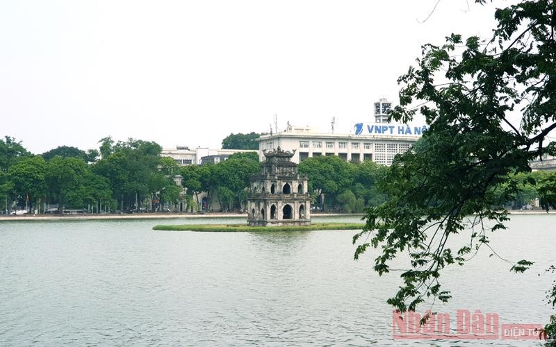 Dạo quanh Hồ Gươm trong tiết trời thu Hà Nội cũng là một gợi ý trong dịp nghỉ lễ 2-9 (Ảnh: T.LINH)