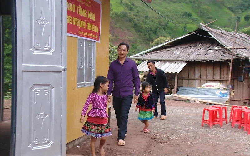 Anh Giàng A Chu - Nậm Thà Là - Xã Pa Tần, huyện Nậm Pồ, tỉnh Điện Biên đang bước vào căn nhà mới.