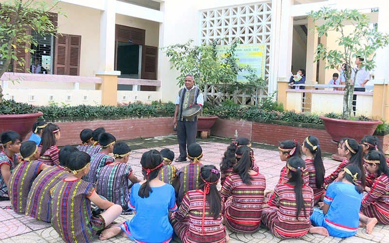 Truyền dạy cách đánh mã la cho thế hệ trẻ ở huyện Khánh Vĩnh. 