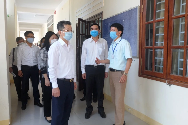 Lãnh đạo TP Đà Nẵng kiểm tra công tác chuẩn bị tại điểm thi Trường THPT Võ Chí Công.