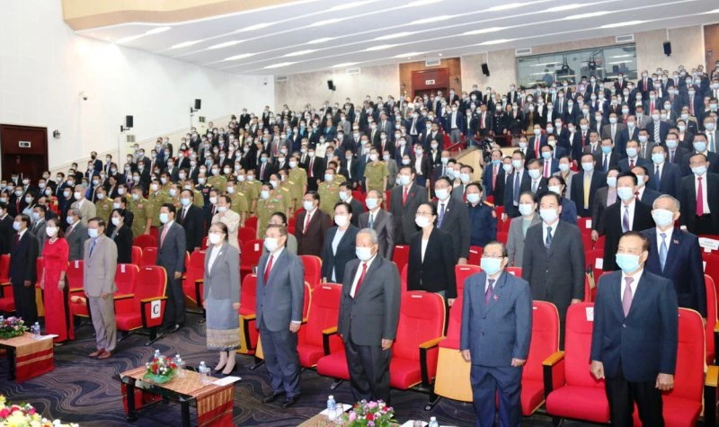 Lễ chào cờ với sự tham dự của hơn 500 đại biểu Lào và Việt Nam tại Thủ đô Vientiane, Lào, ngày 2-9.