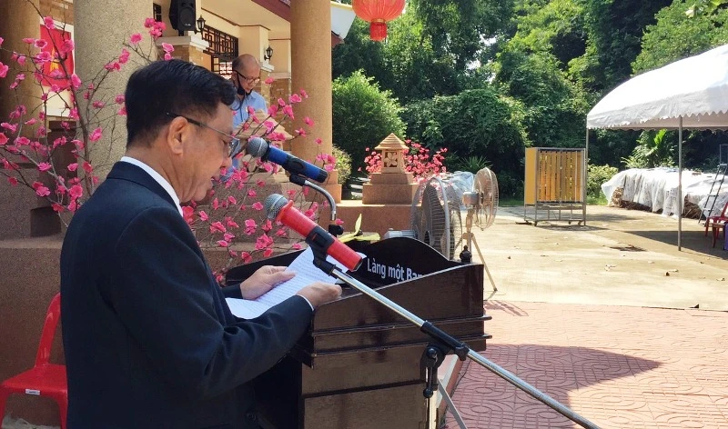 Chủ tịch Hội người Thái gốc Việt tỉnh Udon Thani, ông Lương Xuân Hòa xúc động phát biểu về cuộc đời hoạt động cách mạng của Bác Hồ, trong đó có thời gian ở Thái Lan.