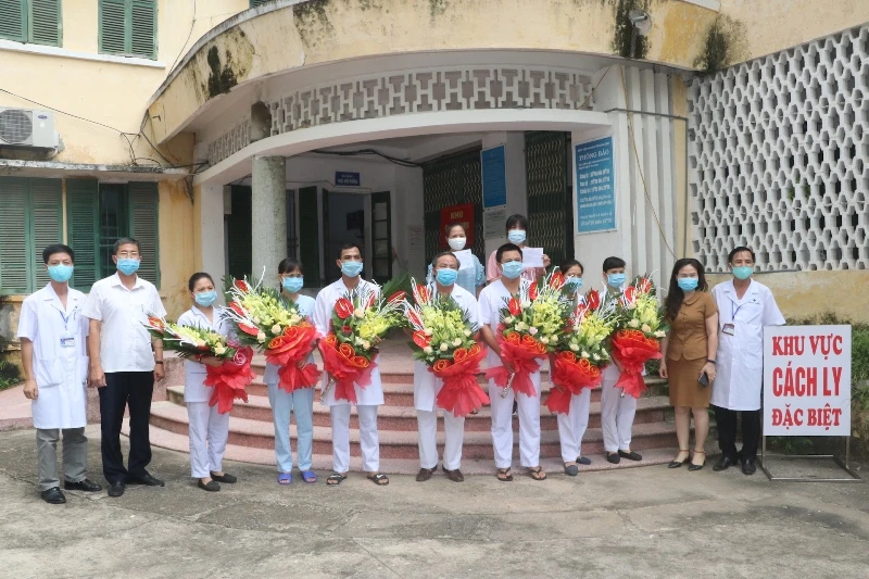  Lãnh đạo Sở Y tế và Bệnh viện đa khoa tỉnh Nam Định tặng hoa chúc mừng các y, bác sĩ trực tiếp điều trị thành công cho tám bệnh nhân Covid-19. 