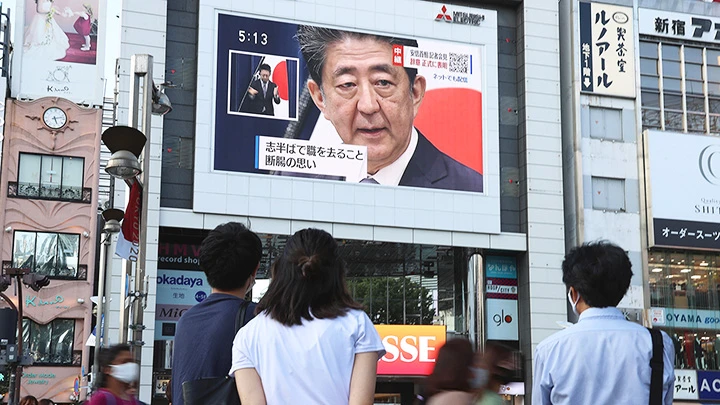 Người dân Nhật Bản theo dõi tin tức về việc ông Shinzo Abe từ chức. Ảnh: KYODO NEWS