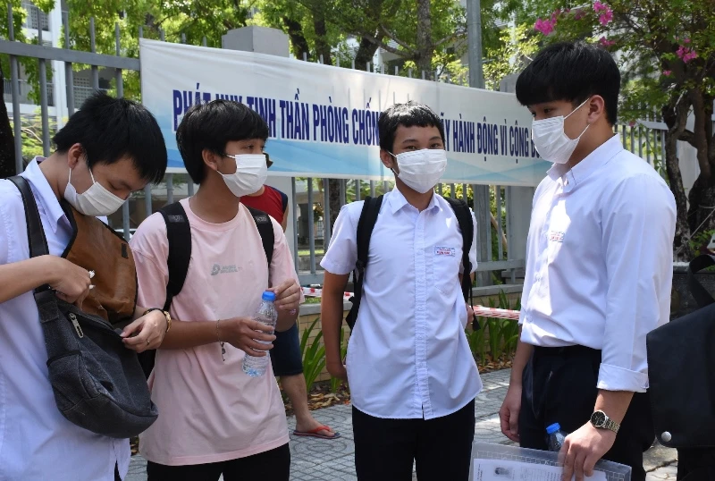 Các thí sinh tại điểm thi Trường THPT Phan Châu Trinh trao đổi về đề Ngữ văn sau khi kết thúc môn thi và rời khỏi khu vực thi. 