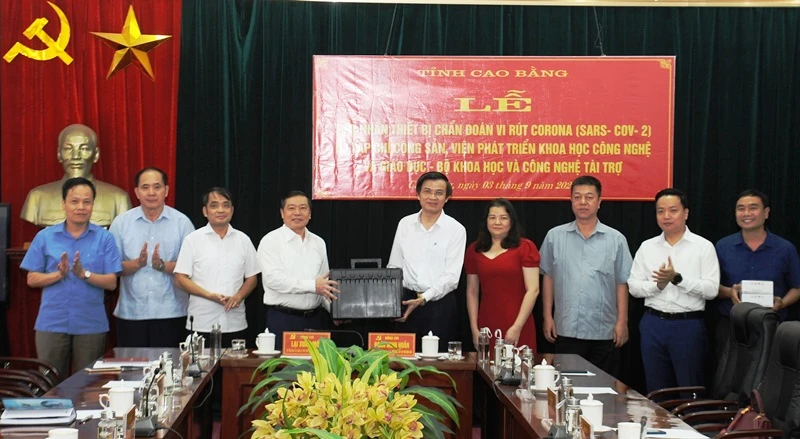 Tổng Biên tập Tạp chí Cộng sản Đàm Minh Huấn trao tặng thiết bị xét nghiệm SARS-CoV-2 cho tỉnh Cao Bằng.