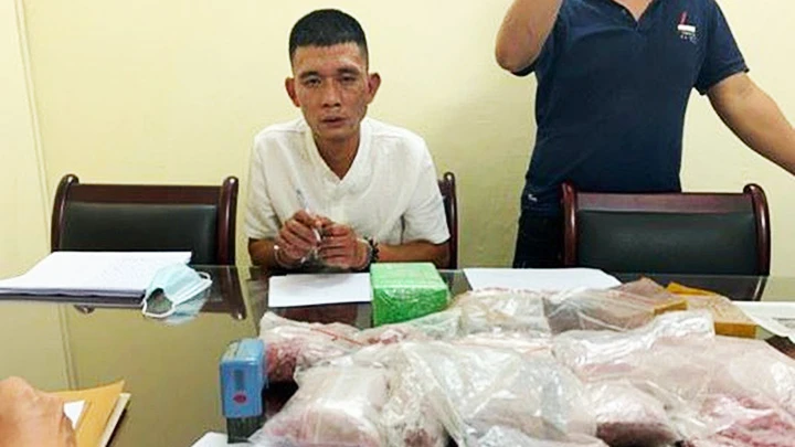 Đối tượng Dương Thanh Tùng cùng tang vật tại cơ quan điều tra. Ảnh Phòng CSĐT tội phạm ma túy CATP Hà Nội