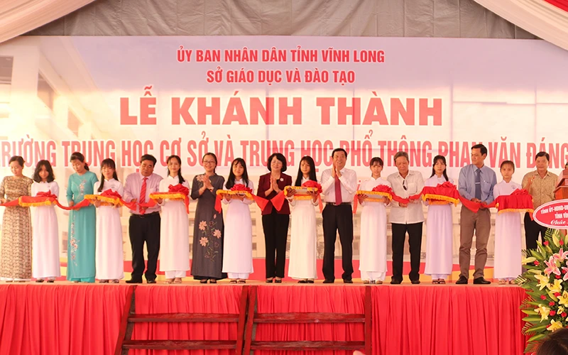 Phó Chủ tịch nước Đặng Thị Ngọc Thịnh cắt băng khánh thành Trường THCS-THPT Phan Văn Đáng tại Vĩnh Long chiều 3-9. 