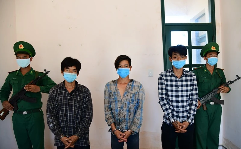 Các đối tượng trong đường dây đưa người nhập cảnh trái phép vào lãnh thổ Việt Nam đang bị tạm giữ tại Đồn Biên phòng CKQT Hoa Lư.