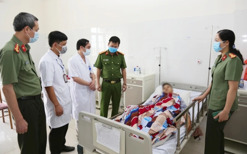 Lãnh đạo Công an tỉnh thăm hỏi, động viên Trung úy Trần Quang đang điều trị tại bệnh viện.