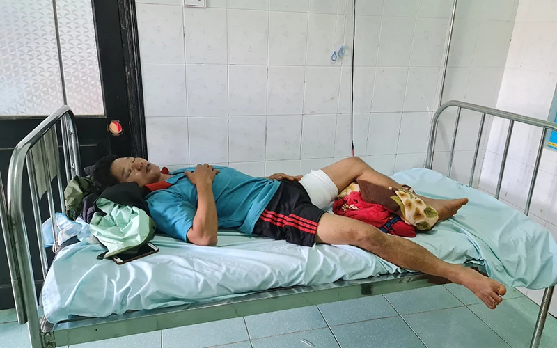Do bị trâu điên tấn công nên anh Lâm Văn Tuấn, phải nhập viện điều trị tại Bệnh viện Đa khoa tỉnh Đắk Nông. 