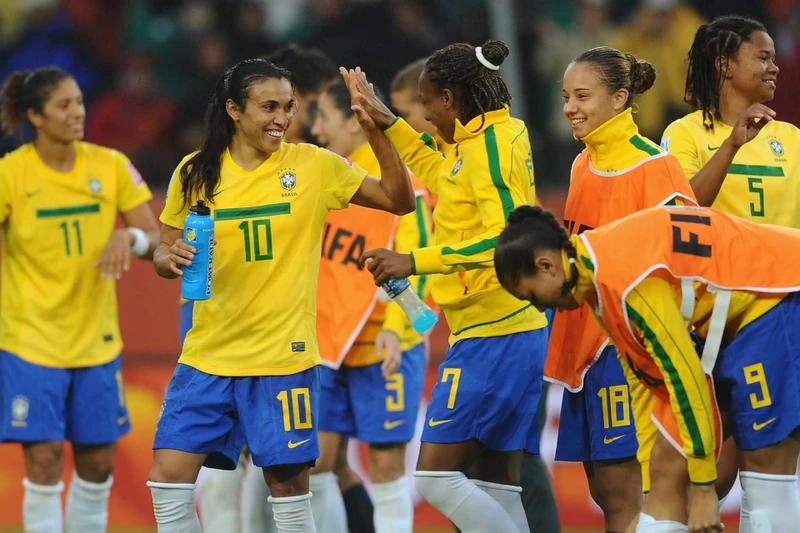 Đội trưởng Marta (số 10) cùng các đồng đội trong ĐTQG nữ Brazil. (Ảnh: FIFA)