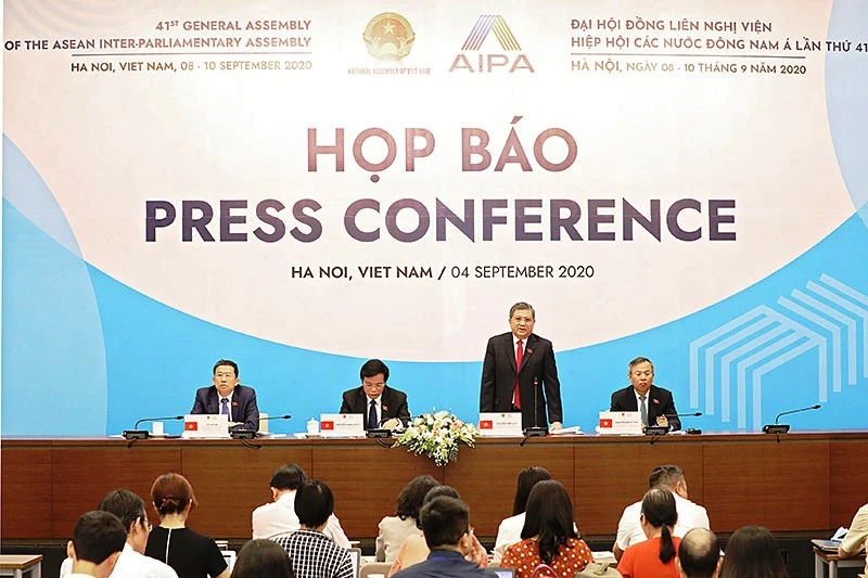 Đồng chí Nguyễn Văn Giàu cung cấp thông tin về Đại hội đồng AIPA 41 tại buổi họp báo. 