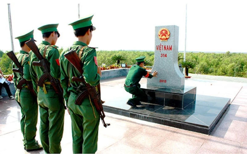 Cán bộ, chiến sĩ Đồn Biên phòng CKQT Hà Tiên tuần tra, bảo vệ đường biên, mốc quốc giới.