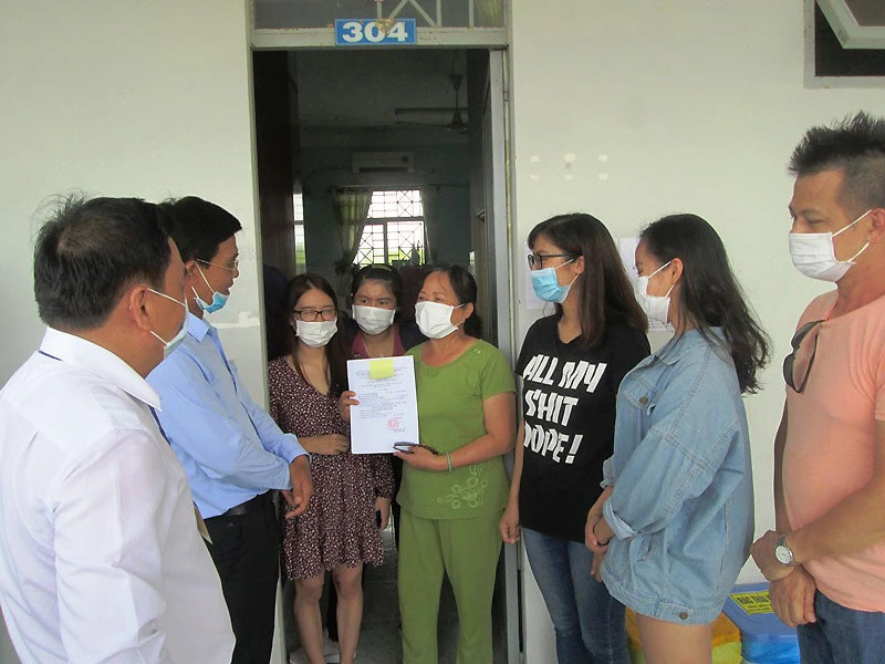Công dân Việt Nam về từ Pháp được cơ quan chức năng trao giấy chứng nhận hoàn thành cách ly, trở về với gia đình.