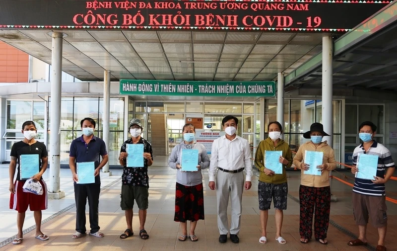 Bệnh viện đa khoa T.Ư Quảng Nam trao thủ tục ra viện bảy BN khỏi bệnh. 