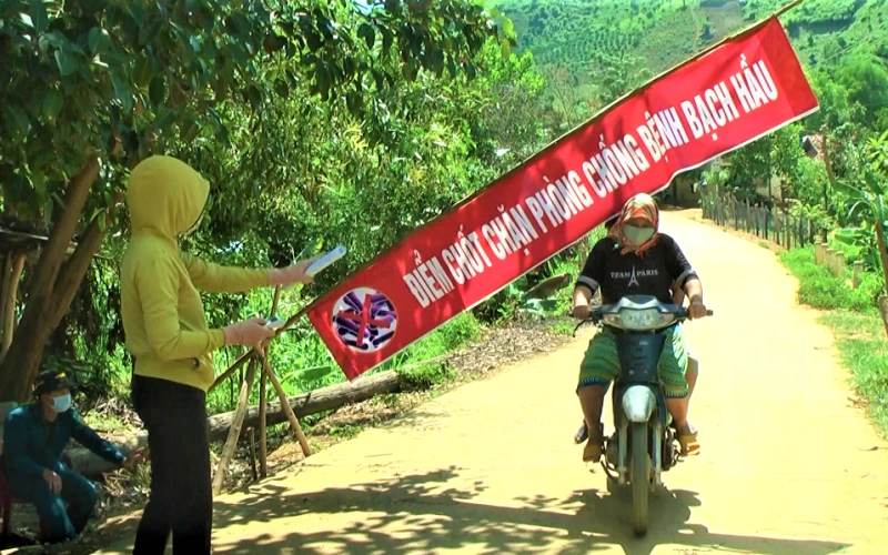 Một điểm chốt chặn phòng, chống dịch bạch hầu ở Đắk Lắk.