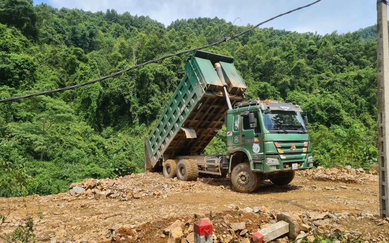 Xe tải đổ đất, đá thải tại vị trí sai quy định.