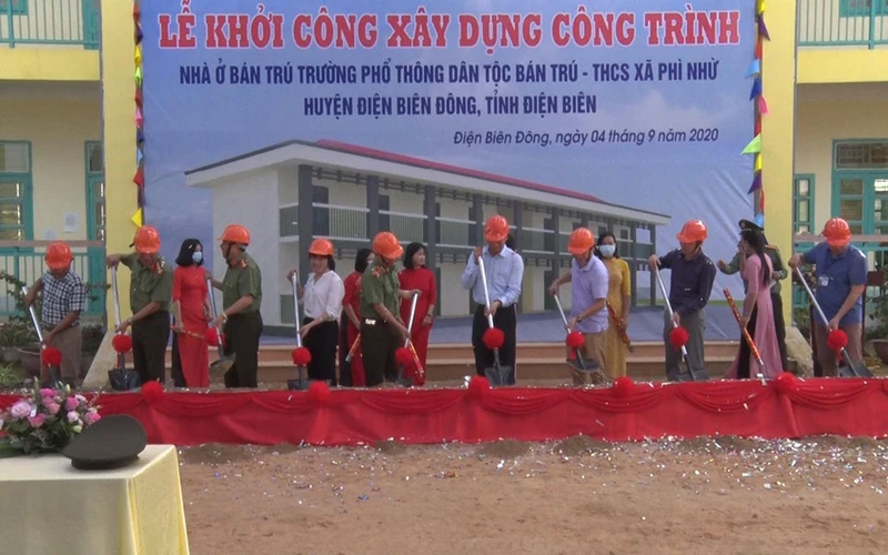 Đại diện lãnh đạo Công an tỉnh, UBND huyện Điện Biên Đông động thổ khởi công xây dựng công trình.
