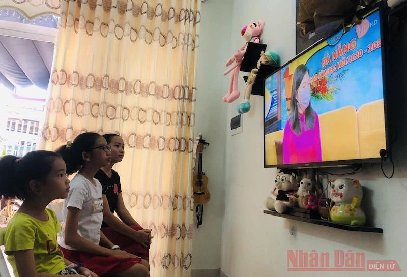 Học sinh Đà Nẵng theo dõi chương trình khai giảng trên truyền hình