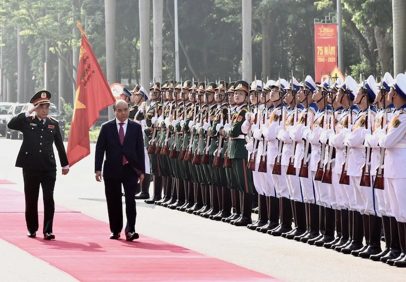Thủ tướng Nguyễn Xuân Phúc duyệt đội danh dự (Ảnh: TRẦN HẢI)