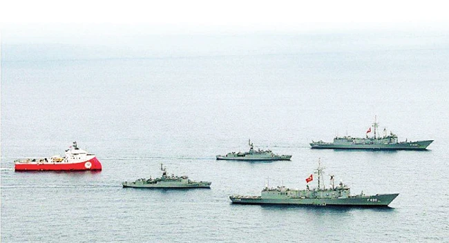 Một tàu nghiên cứu Thổ Nhĩ Kỳ được các tàu hải quân hộ tống trên Địa Trung Hải. Ảnh | EURACTIV