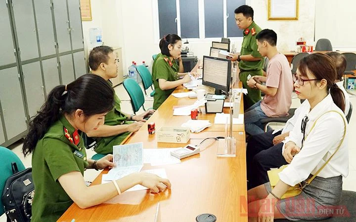 Người dân làm thủ tục đổi thẻ căn cước công dân tại Phòng Cảnh sát quản lý hành chính về trật tự xã hội (Hà Nội). Ảnh: PHƯƠNG MINH