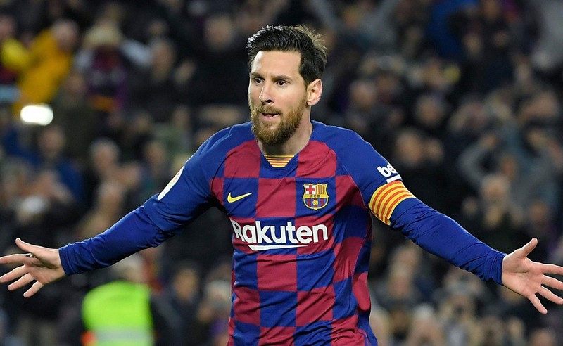 Messi là một trong những cầu thủ nổi tiếng nhất của Barca. Không chỉ đóng góp rất nhiều trong thành công của đội bóng, mà anh còn biết cách làm cho NGH bóng đá thế giới trầm trồ với những pha bỏ lỡ hay sút phạt chính xác đến từng centimet. Hãy xem hình ảnh của anh để cảm nhận được sự lăn xả và sự nhanh nhẹn của cầu thủ này.