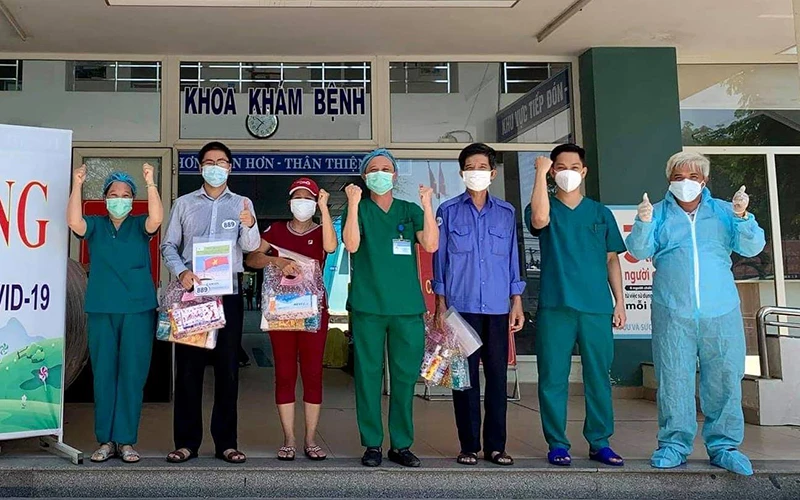 Các bệnh nhân được công bố khỏi bệnh tại Trung tâm Y tế Hòa Vang.