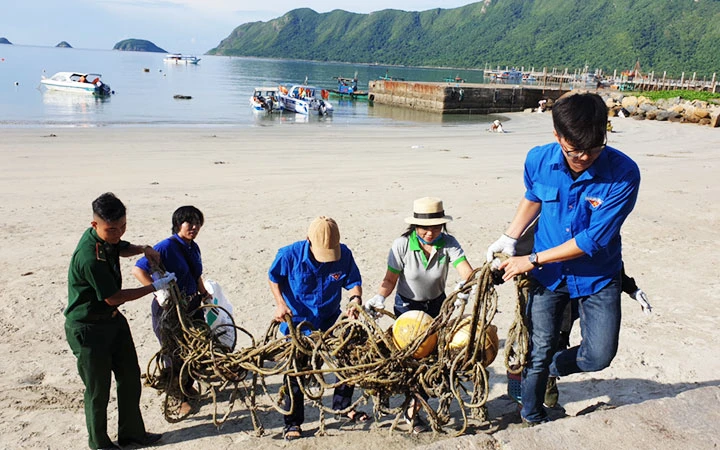Thu gom rác thải nhựa trên bãi biển huyện Côn Đảo (Bà Rịa - Vũng Tàu). Ảnh: HOÀNG MINH