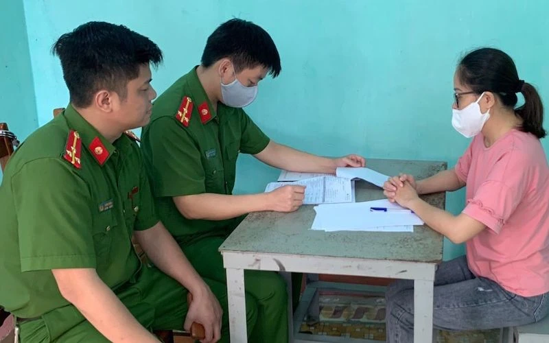 Nguyễn Thị Hồng Vân khai nhận với đại diện cơ quan cảnh sát điều tra về hành vi phạm tội của mình.