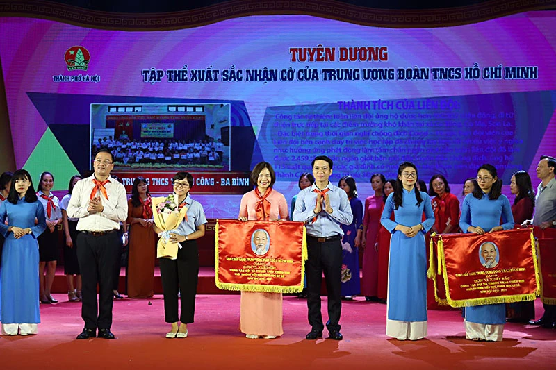 Đại diện T.Ư Đoàn TNCS Hồ Chí Minh và Thành đoàn Hà Nội trao cờ thi đua tặng các tập thể xuất sắc trong công tác Đội và phong trào thiếu nhi Thủ đô năm học 2019-2020.