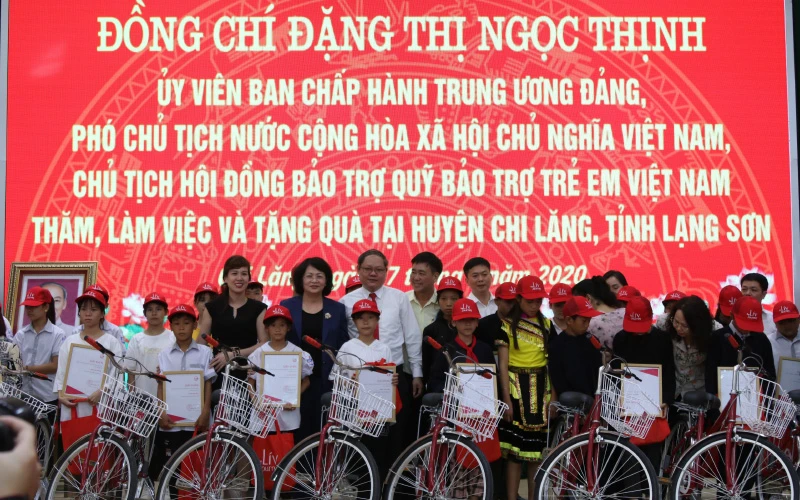 Phó Chủ tịch nước Đặng Thi Ngọc Thịnh, trao tặng quà, xe đạp cho học sinh có hoàn cảnh khó khăn trên địa bàn huyện Chi Lăng, (Lạng Sơn).