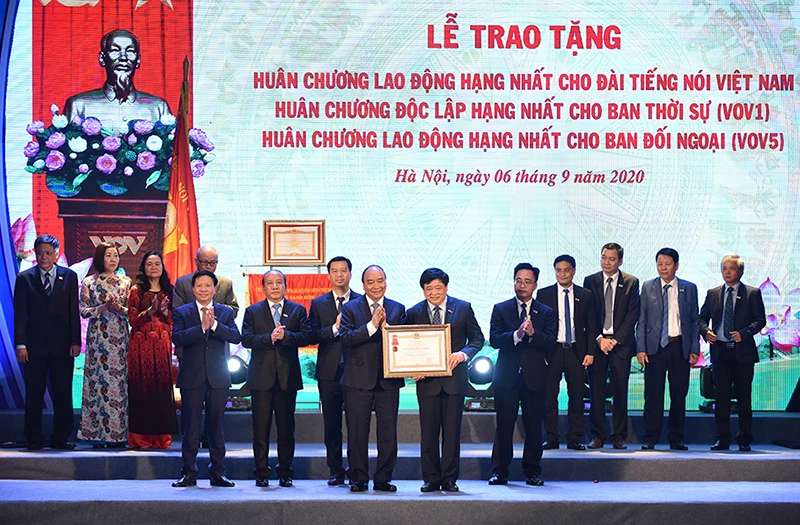 Thủ tướng Nguyễn Xuân Phúc trao các phần thưởng cao cho Đài Tiếng nói Việt Nam. (Ảnh: TRẦN HẢI)