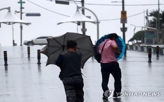 Người dân di chuyển trên đường phố Busan, Hàn Quốc. (Ảnh: Yonhap)
