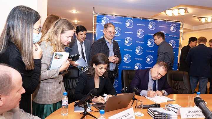 Tác giả Grigory Trofimchuk (ngồi bên phải) ký tặng sách cho độc giả.