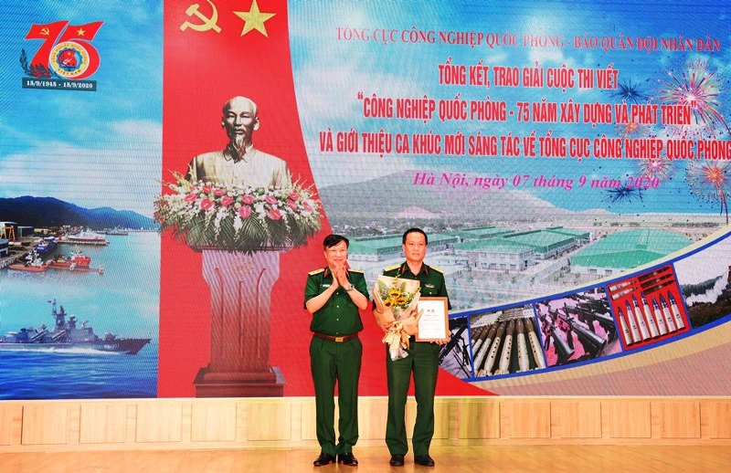 Trung tướng Nguyễn Mạnh Hùng, Chính ủy Tổng cục CNQP trao giải cho tác giả có tác phẩm đoạt Giải nhất cuộc thi viết.