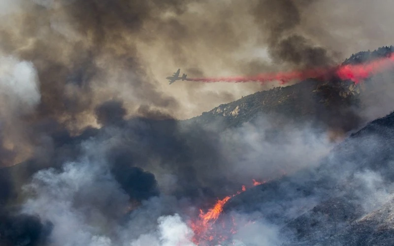 Máy bay tham gia dập lửa tại Yucaipa, bang California, ngày 5-9. (Ảnh: AP)