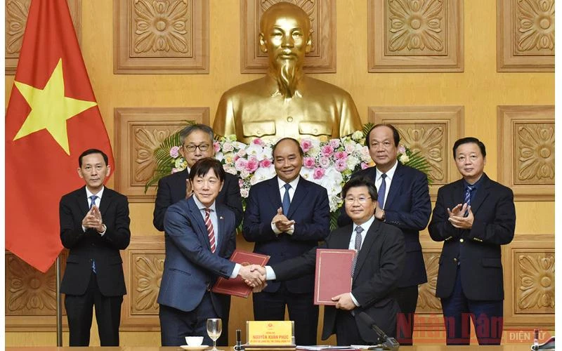 Thủ tướng Nguyễn Xuân Phúc chứng kiến lễ trao thoả thuận hợp tác giữa Cục Đầu tư nước ngoài (Bộ Kế hoạch và Đầu tư) và Tổ chức Xúc tiến Thương mại Nhật Bản. (ẢNH: TRẦN HẢI)