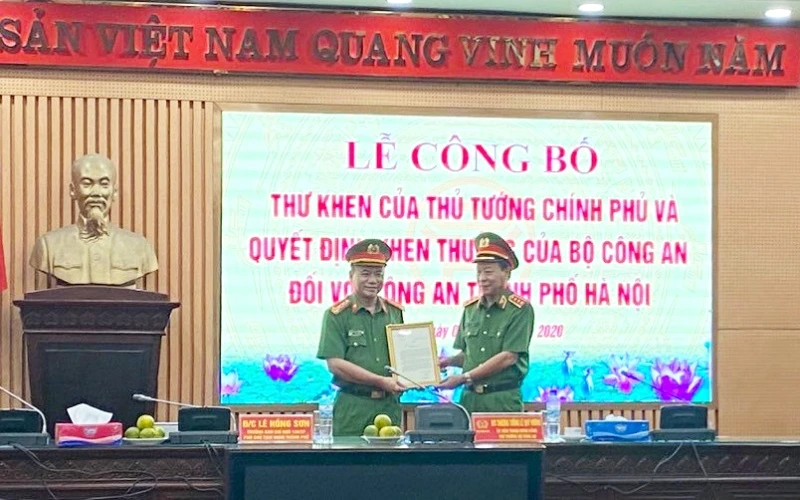 Thượng tướng Lê Quý Vương, Thứ trưởng Công an trao thư khen cho đại diện lãnh đạo Công an TP Hà Nội. 