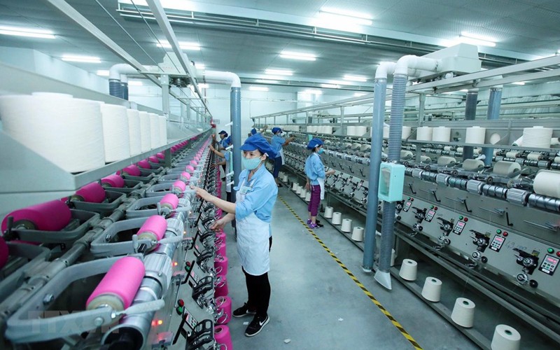 Công nhân sản xuất sản phẩm dệt nhuộm tại Công ty TNHH Dệt nhuộm Jasan Việt Nam. Ảnh: Phạm Kiên/TTXVN