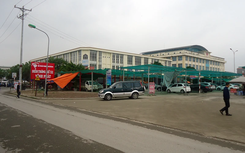 Ðiểm trông giữ xe và chợ - một trong năm dự án không thông qua đấu giá ở Ninh Hiệp.