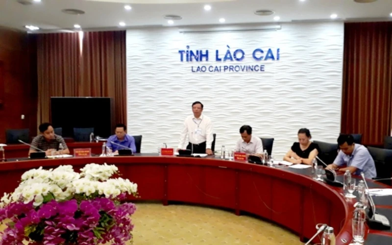 Ông Hoàng Chí Hiền, Chánh Văn phòng UBND tỉnh Lào Cai thông tin tại buổi họp báo.