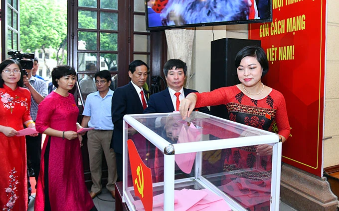 Các đại biểu bỏ phiếu bầu Ban Chấp hành Đảng bộ khối các cơ quan TP Hà Nội, nhiệm kỳ 2020 - 2025. Ảnh: ĐĂNG ANH