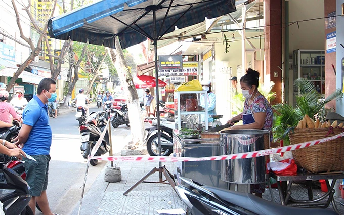 Người dân Đà Nẵng giữ khoảng cách an toàn trong tiếp xúc khi mua bán.