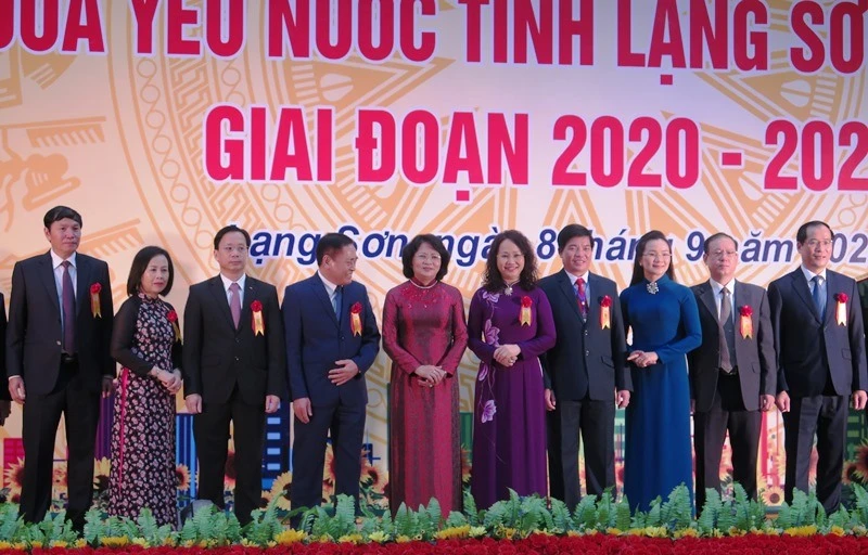 Phó Chủ tịch nước Đặng Thị Ngọc Thịnh với các đại biểu điển hình tiên tiến của tỉnh.