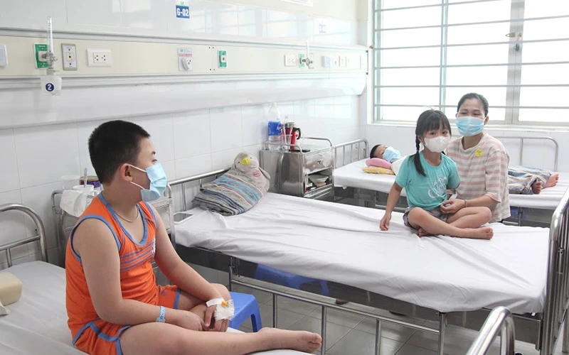 Các bệnh nhi đang điều trị sốt xuất huyết tại Bệnh viện Nhi Trung ương.