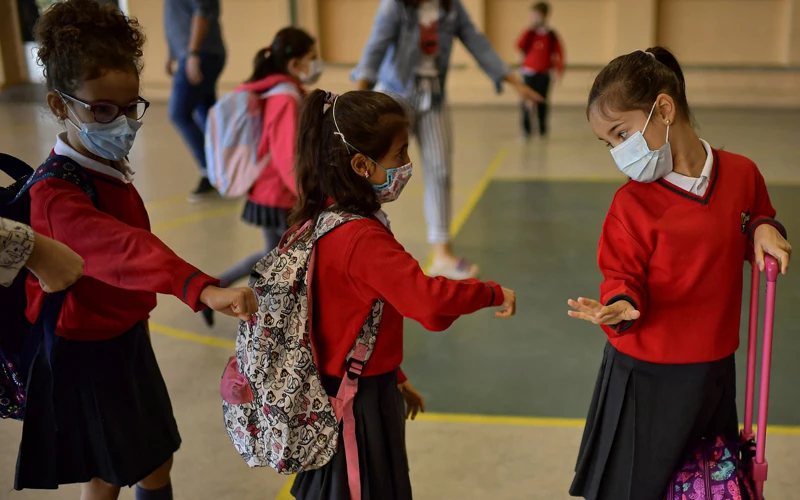 Các em học sinh đeo khẩu trang khi đến trường Luis Amigo, tại Pamplona, Tây Ban Nha, ngày 7-9. (Ảnh: AP)