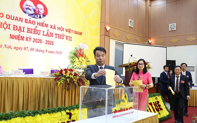 Các đại biểu bỏ phiếu bầu chọn Ban Chấp hành Đảng bộ cơ quan BHXH Việt Nam nhiệm kỳ 2020-2025 (Ảnh: VSS).