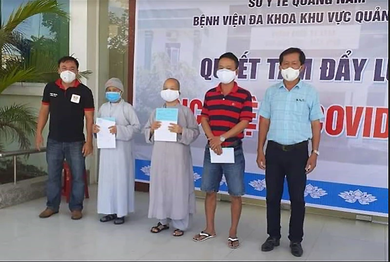 Bệnh viện đa khoa khu vực Quảng Nam trao giấy ra viện cho các BN khỏi bệnh.